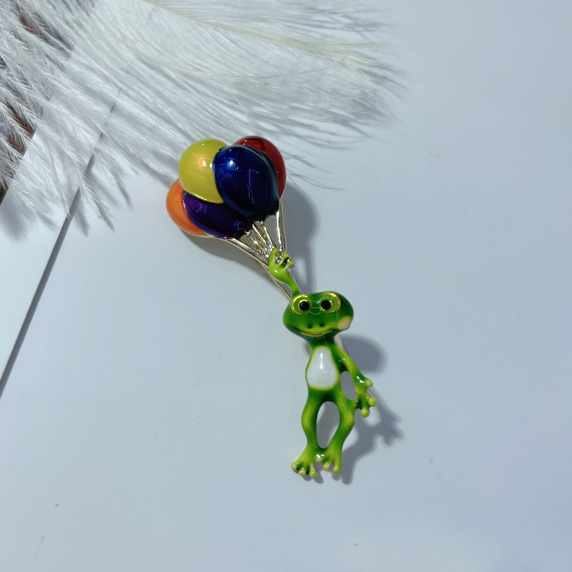 Żywa żaba trzymająca kolorowy  – Embroidery Bali recenzja i cena
